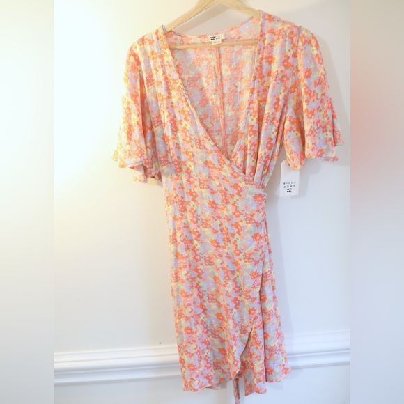 Billabong Floral Wrap Dress Multicolor V-Neck Flutter Short Sleeve Size M/10 NWT - Picture 3 of 9